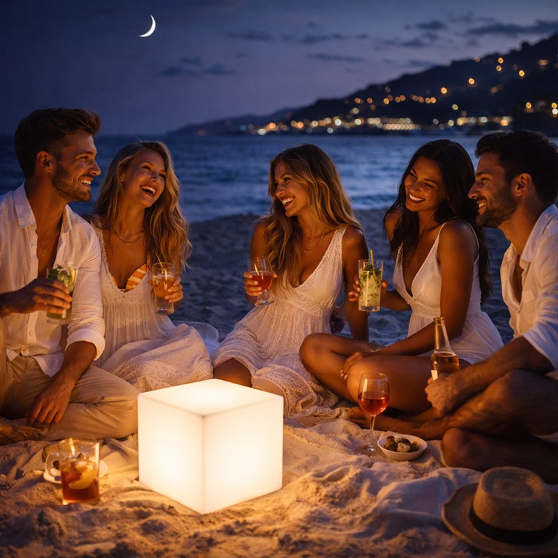 Geometrische RGB-LED-Aussenleuchte, solar und wiederaufladbar