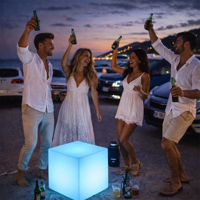 Geometrische RGB-LED-Aussenleuchte, solar und wiederaufladbar