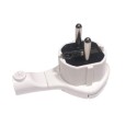 Enchufe clavija plana blanca con gancho detrás de muebles