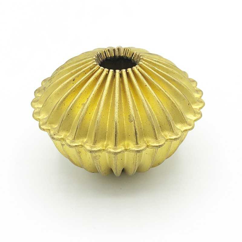 Pasante decorativo de latón 50mm x 37mm rizo y corona